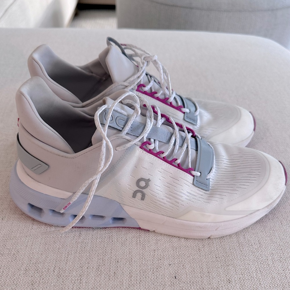 like new ✨ on cloud sneakers